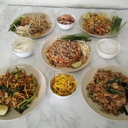 ผัดไทยโบราณสันโค้ง ( ซอย6 สันโค้งหลวง )