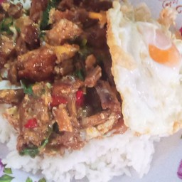 กระเพราหมูกรอบไขตอก