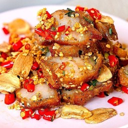 E12 หมูทอดคั่วพริกเกลือ กับข้าว