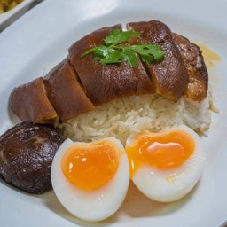 ข้าวขาหมู ไส้หมู ไข่ยางมะตูม