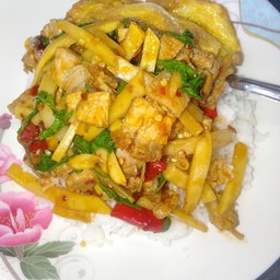 ข้าวราดกะเพราหมูกรอบหน่อไม้เหลือว