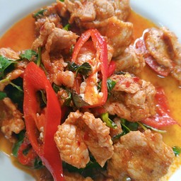 ผัดพริกแกงเนื้อสมุนไพรพร้อมเด็ดสุดในร้าน