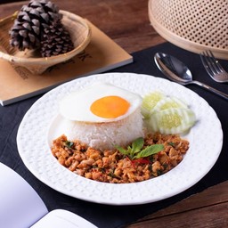 ข้าวกะเพราไก่ + ไข่ดาว