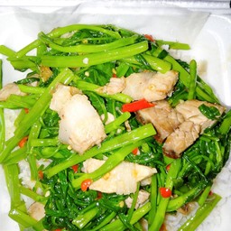 ข้าวราดผักบุ้งหมูกรอบ