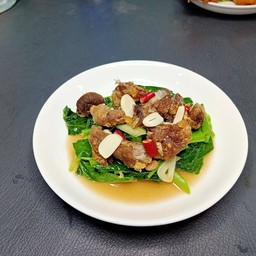 คะน้าหมูกรอบ