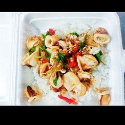 ข้าวราดกะเพราปลาหมึก