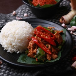 ผัดพริกแกงพิจิตรหมูราดข้าว(ข้าวหอมมะลิ)