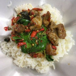 กะเพราเครื่องในไก่ (กึ้น)