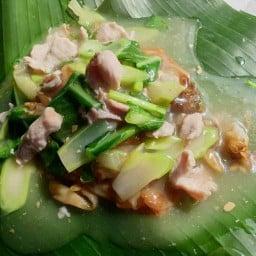 ราดหน้าใบตอง ตลาดสดเจ้าเก่า