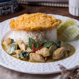 ข้าวแกงเขียวหวานไก่ขลุกขลิก + ไข่เจียว