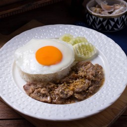 ข้าวหมูกระเทียม + ไข่ดาว