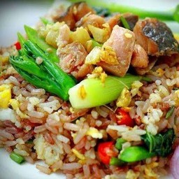 ข้าวผัดคะน้าปลาอินทรีเค็ม