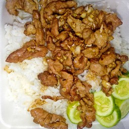 ข้าวราดหมูกะเทียม