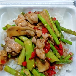 ข้าวราดหน่อไม้ฝรั่งใส่หมู