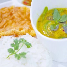 ข้าวแกงเราดขียวหวานไก่ไข่เจียว