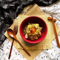 ข้าวหน้าหมูสันคอสไลด์ชีสซอสเทอริยากิ