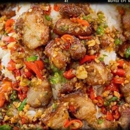 สามชั้นคั่วพริกเกลือราดข้าว