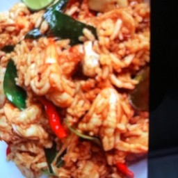 ข้าวผัดต้มยำปลาหมึก