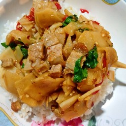 ข้าวราดกะเพราหมูกรอบหน่อไม้ดอง