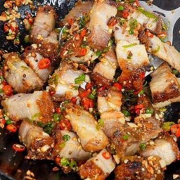 หมูกรอบคั่วพริกเกลือเป็นกับข้าว