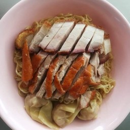 บะหมี่หน้าเป็ด หมูกรอบ