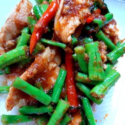 ข้าวผัดเผ็ดถั่วยาว