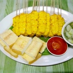 นายแว่นหมูสะเต๊ะเลิศรส ท่าพระ  สาขาตลาดนัดวัดประดู่ ตลาดนัดวัดประดู่ ถ.พุทธมณฑล สาย 1 ใกล้โรงเรียนโพธิสาร