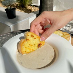 ทรัฟเฟิลซุป ฟรี ขนมปังกระเทียม