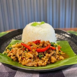 กระเพราเนื้อเสือร้องไห้(เนื้อสับ)ราดข้าว(ข้าวหอมมะลิ)