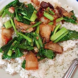 คะน้าหมูกรอบ