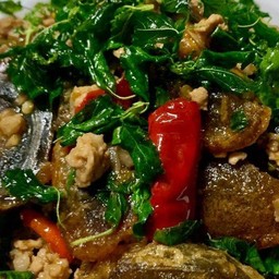 กระเพราไข่เยี่ยวม้า (กับข้าว)