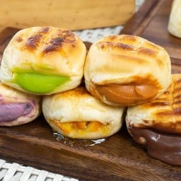 ขนมปังปิ้งไส้ทะลัก Sweet Buns ว่องวานิชคอมเพล็กซ์ พระรามเก้า