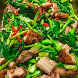 คะน้าหมูกรอบกับข้าว