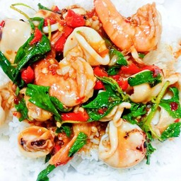 ข้าวราดกะเพราทะเล