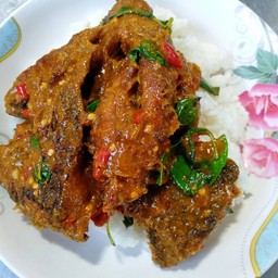 ข้าวราดพริกแกงปลานิล