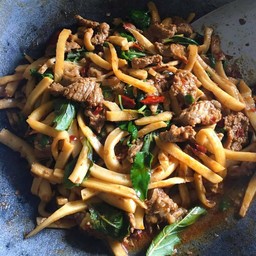 ผัดพริกแกงเนื้อราดข้าว