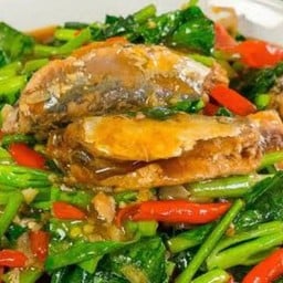 ผัดคะน้าปลากระป๋องราดข้าว