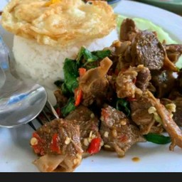 กระเพราหมูตุ๋นราดข้าวไม่รวมไข่ดาว