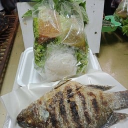 สุกัญญาเมี่ยงปลาเผา by ตลาดนัดสี่แยกพระพรหมคลองสอง