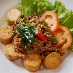 กระเพราเต้าหู้ทอด