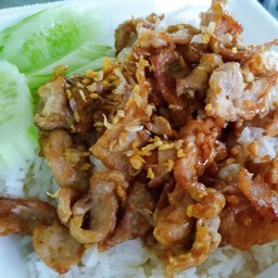 หมูกระเทียมราดข้าว