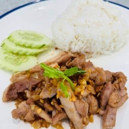 ข้าวราดกระเทียมไก่