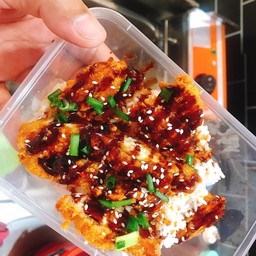 ข้าวไก่กรอบราดซอส