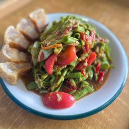 ส้มตำถั่วหมูกรอบ