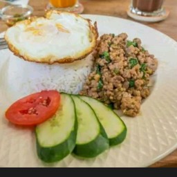 กระเพราอกไก่ราดข้าวไม่รวมไข่ดาว