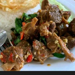 กระเพราเนื้อสับราดข้าวไม่รวมไข่ดาว
