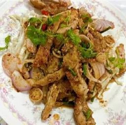 ยำหมูทอด
