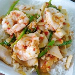 ผัดเผ็ดกุ้งหน่อไม้ดองราดข้่าว
