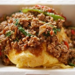 กระเพราหมูไข่ข้น