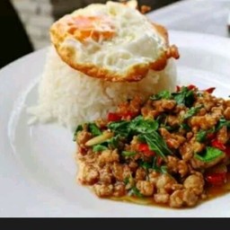 กระเพราหมูสับราดข้าวไม่รวมไข่ดาว